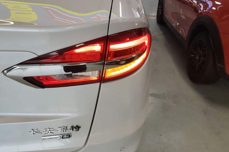 Used Ford Mondeo 2018 EcoBoost 180 Smart Control Fashion Model China V Standard Right Rear Taillight