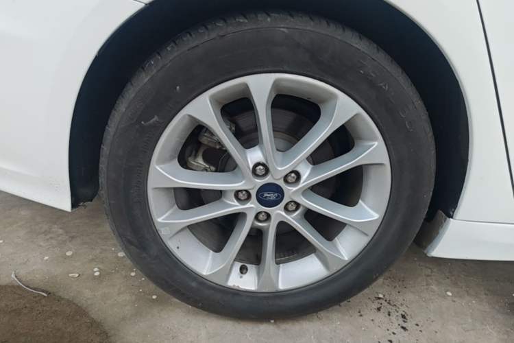 Used Ford Mondeo 2018 EcoBoost 180 Smart Control Fashion Model China VI Standard Right Rear Wheel Hub
