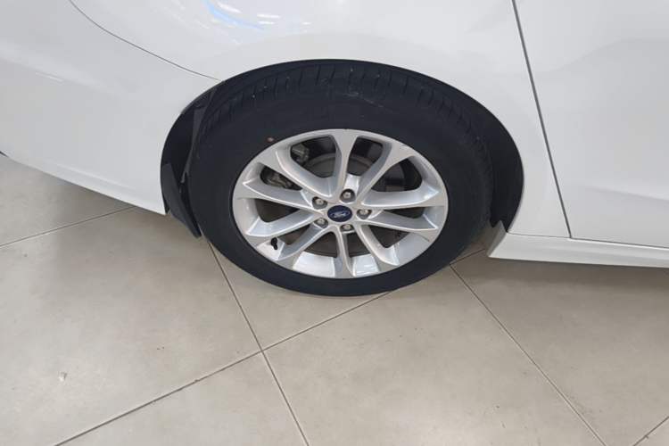 Used Ford Mondeo 2018 EcoBoost 180 Smart Control Fashion Model China VI Standard Right Rear Wheel Hub