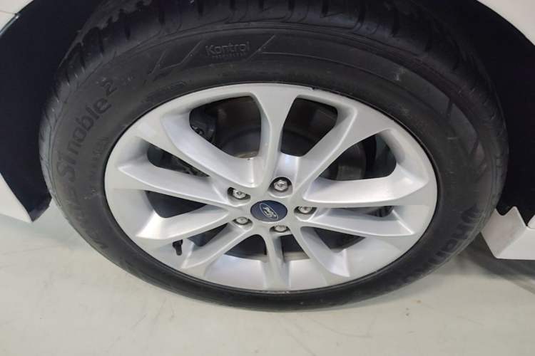 Used Ford Mondeo 2018 EcoBoost 180 Smart Control Fashion Model China V Standard Right Rear Wheel Hub
