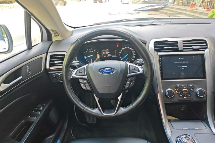 Used Ford Mondeo 2018 EcoBoost 180 Smart Control Fashion Model China VI Standard Steering Wheel