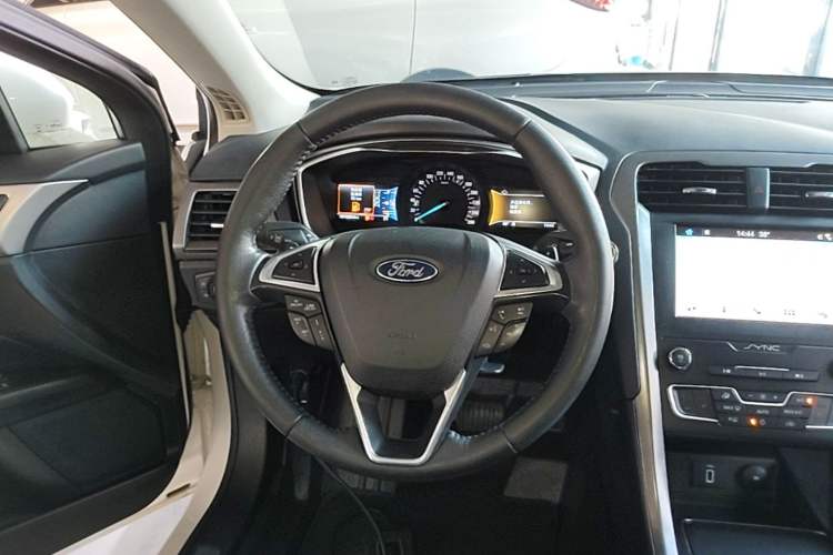 Used Ford Mondeo 2018 EcoBoost 200 Smart Control Luxury Model China VI Standard Steering Wheel