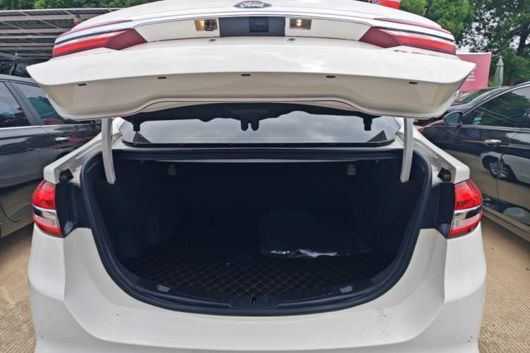 Used Ford Mondeo 2018 EcoBoost 180 Fashion Edition Trunk