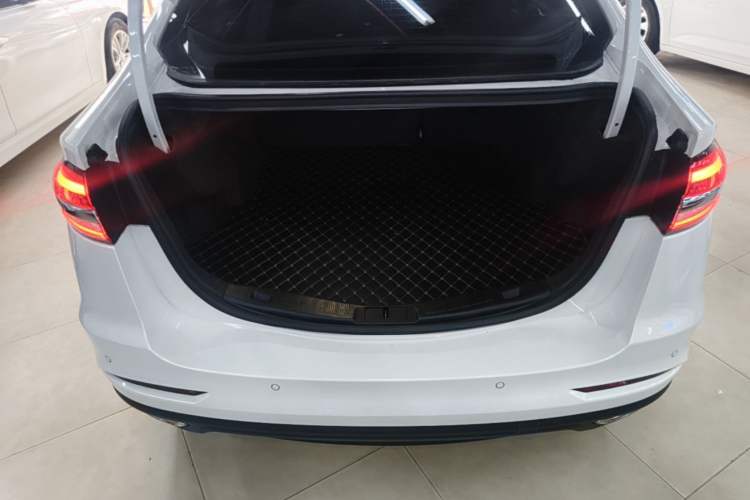 Used Ford Mondeo 2018 EcoBoost 180 Smart Control Fashion Model China VI Standard Trunk