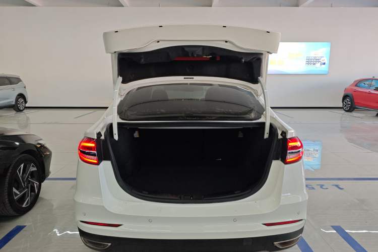 Used Ford Mondeo 2018 EcoBoost 180 Smart Control Fashion Model China VI Standard Trunk