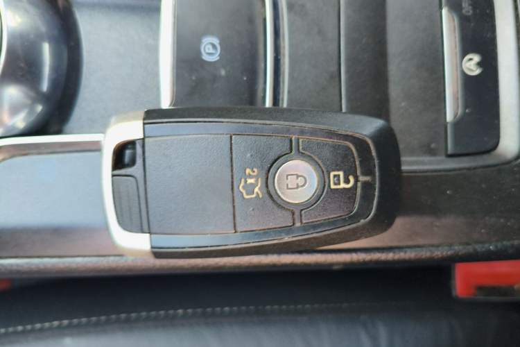 Used Ford Mondeo 2018 EcoBoost 200 Smart Control Fashion Model China V Standard Vehicle Key