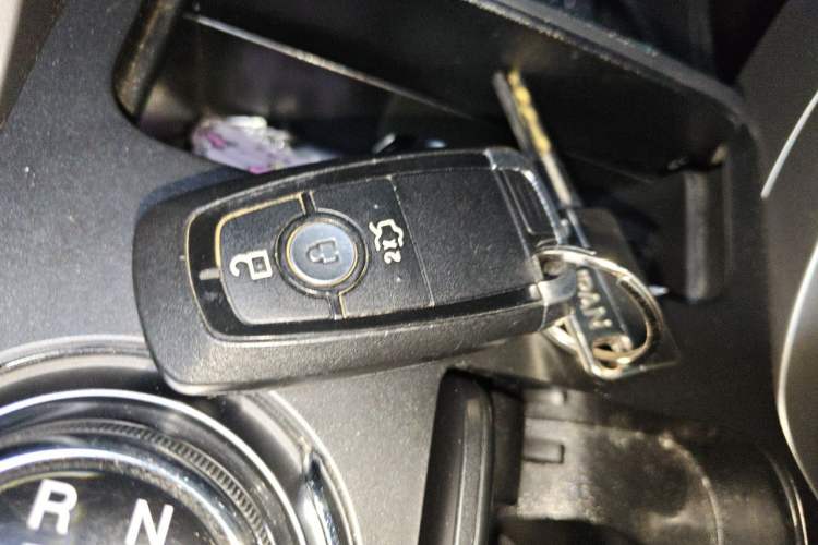 Used Ford Mondeo 2018 EcoBoost 180 Smart Control Fashion Model China VI Standard Vehicle Key