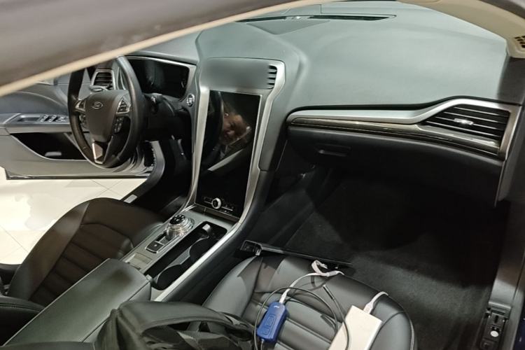 Used Ford Mondeo 2020 EcoBoost 180 Stylish Model Center Console