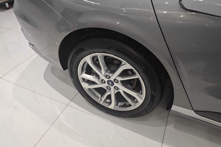 Used Ford Mondeo 2022 Restyled EcoBoost 245 Luxury Version Right Rear Wheel Hub