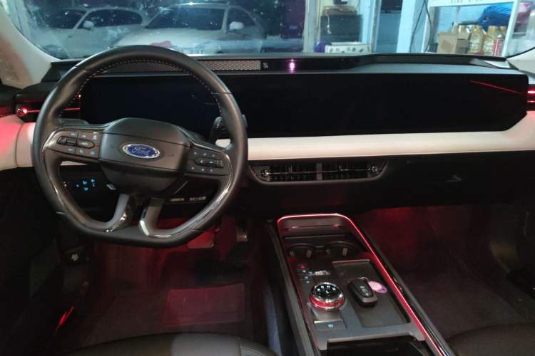Used Ford Mondeo 2022 EcoBoost 245 Ultimate Model Center Console