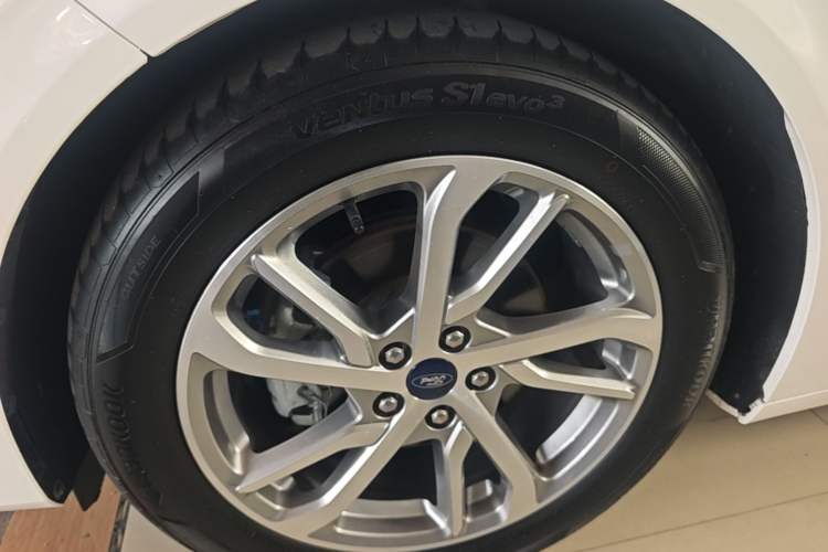 Used Ford Mondeo 2022 Restyled EcoBoost 245 Luxury Version Left Front Wheel Hub