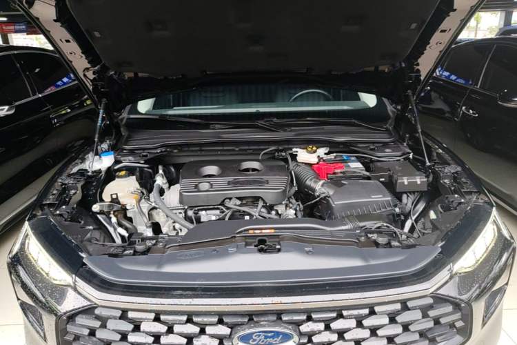 Used Ford Mondeo 2023 EcoBoost 180 Luxury Model Engine Bay