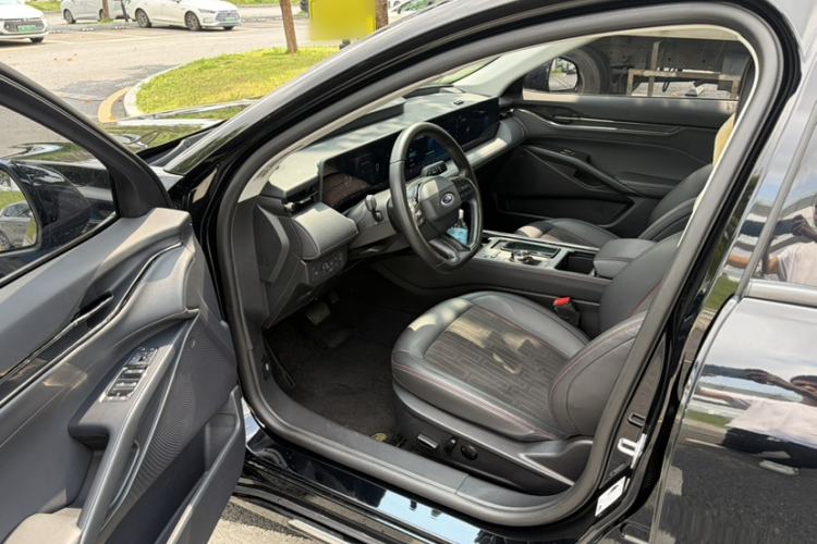 Used Ford Mondeo 2023 EcoBoost 180 Luxury Model Interior 4