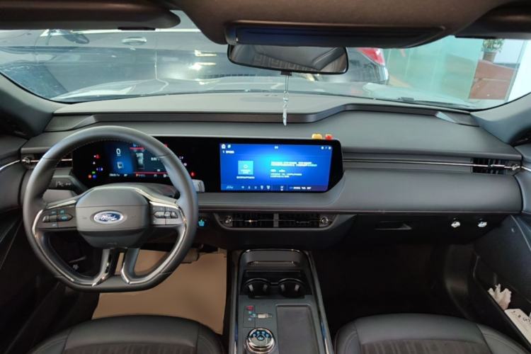 Used Ford Mondeo 2023 EcoBoost 180 Comfort Model Center Console