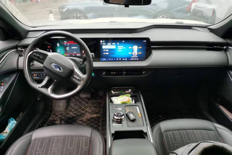 Used Ford Mondeo 2023 EcoBoost 180 Comfort Model Center Console