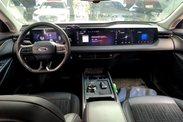 Used Ford Mondeo 2023 EcoBoost 180 Luxury Model Center Console