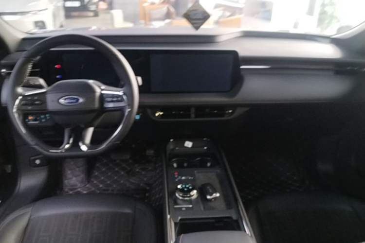 Used Ford Mondeo 2023 EcoBoost 180 Comfort Model Center Console