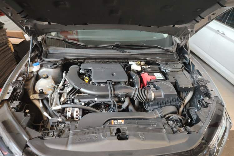 Used Ford Mondeo 2023 EcoBoost 245 Luxury Model Engine Bay