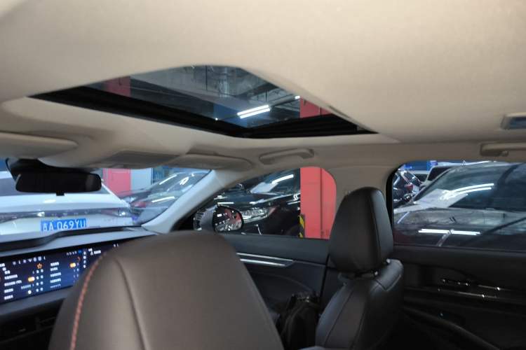 Used Ford Mondeo 2023 EcoBoost 180 Luxury Model Headliner