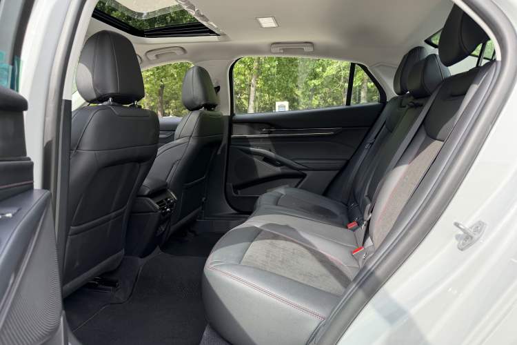 Used Ford Mondeo 2023 EcoBoost 180 Luxury Model Interior 3