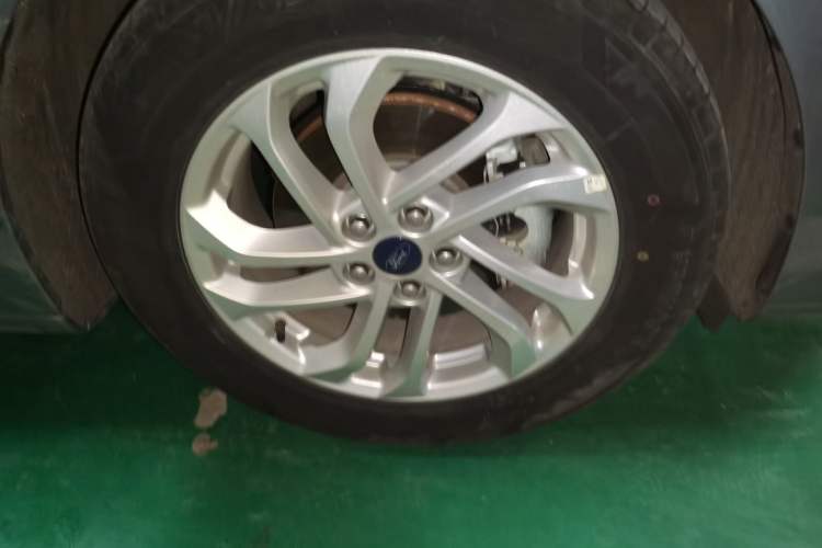Used Ford Mondeo 2023 EcoBoost 180 Comfort Model Right Front Wheel Hub