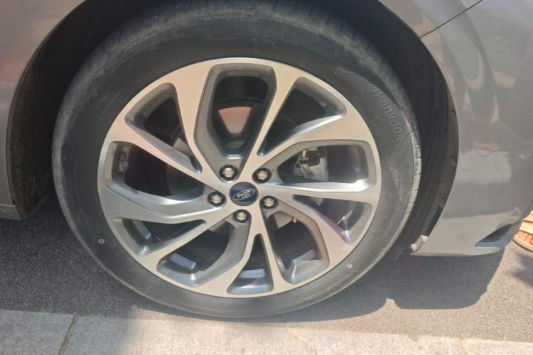 Used Ford Mondeo 2023 EcoBoost 245 Ultimate Model Right Front Wheel Hub