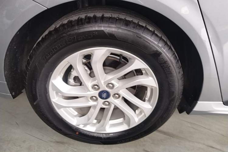 Used Ford Mondeo 2023 EcoBoost 180 Comfort Model Right Rear Wheel Hub