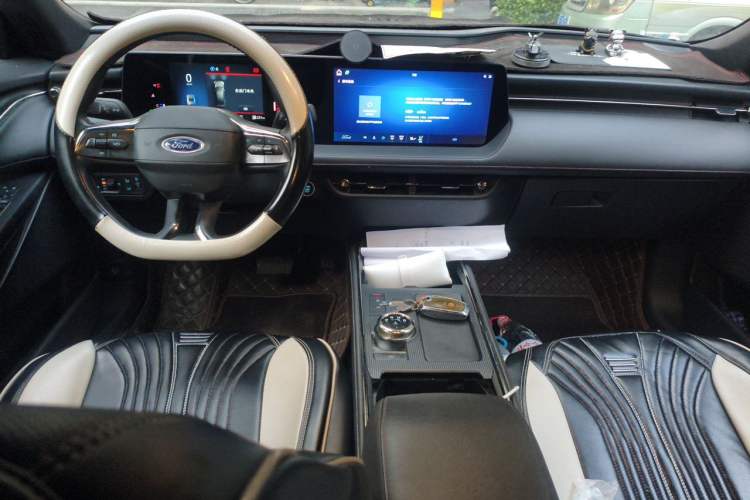 Used Ford Mondeo 2023 EcoBoost 180 Comfort Model Center Console