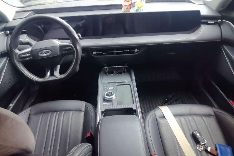 Used Ford Mondeo 2025 2.0T EcoBoost Luxury Version Center Console
