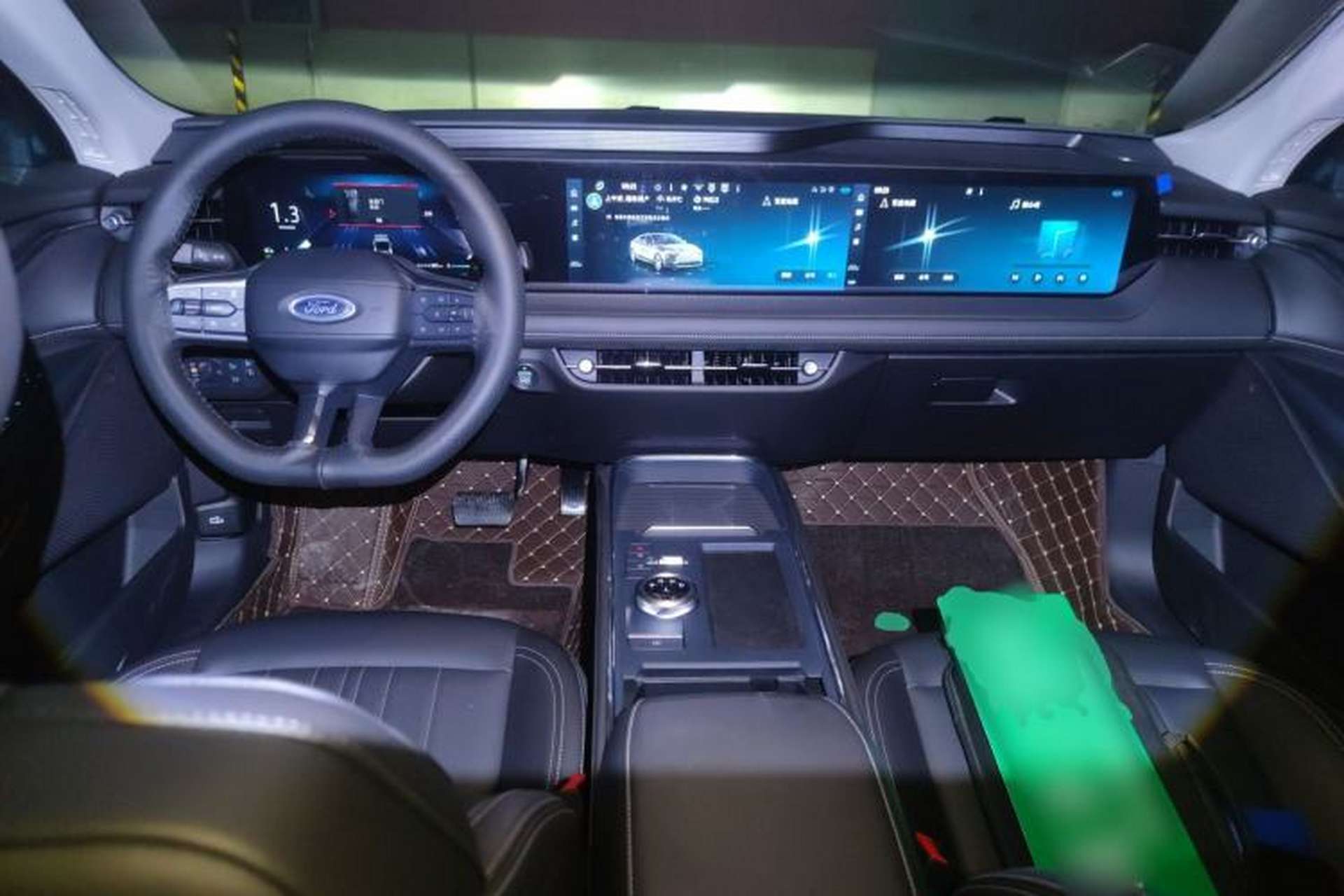 Used Ford Mondeo 2025 2.0T EcoBoost Luxury Version Center Console