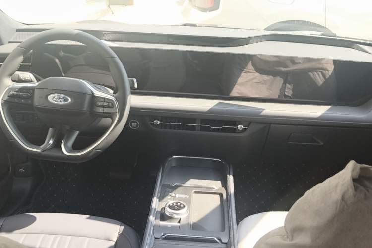 Used Ford Mondeo 2025 2.0T EcoBoost Ultimate Edition Center Console