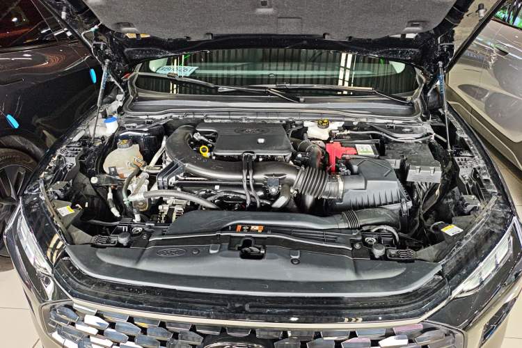 Used Ford Mondeo 2025 2.0T EcoBoost Luxury Version Engine Bay