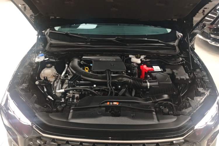 Used Ford Mondeo 2025 2.0T EcoBoost Luxury Version Engine Bay