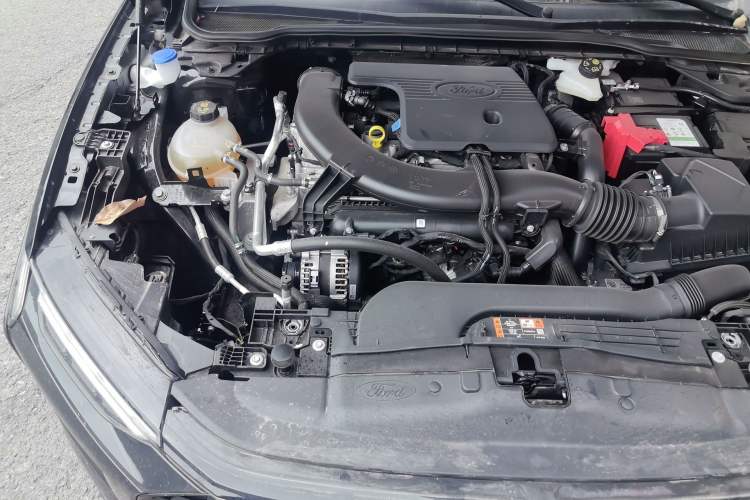 Used Ford Mondeo 2025 2.0T EcoBoost Luxury Version Engine Bay Right