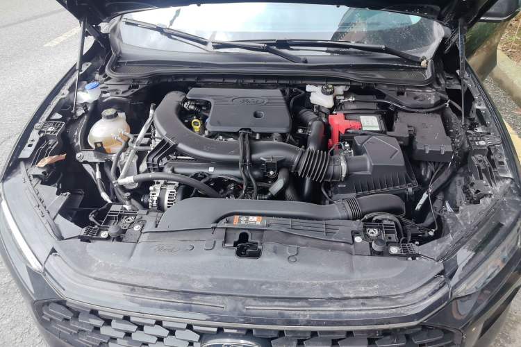 Used Ford Mondeo 2025 2.0T EcoBoost Luxury Version Engine Bay