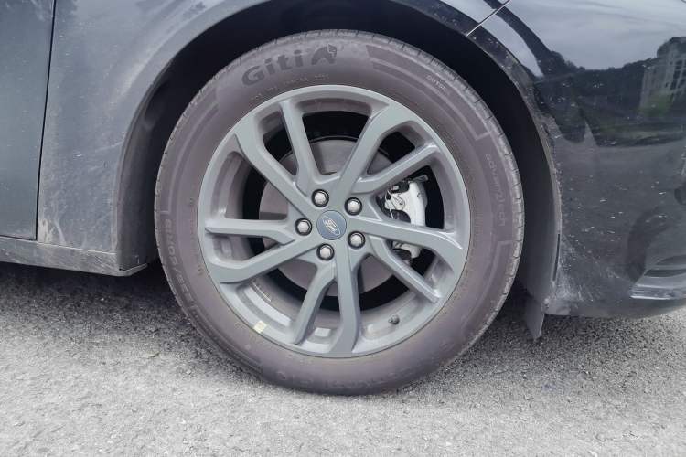 Used Ford Mondeo 2025 2.0T EcoBoost Luxury Version Right Front Wheel Hub