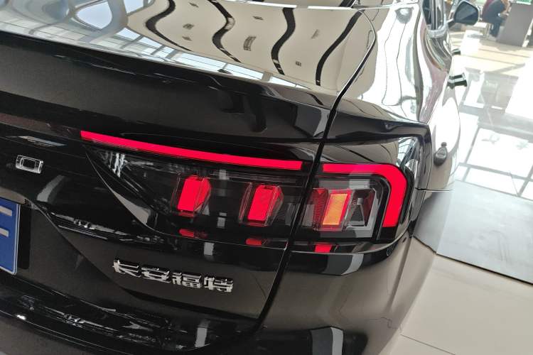 Used Ford Mondeo 2025 2.0T EcoBoost Luxury Version Right Rear Taillight