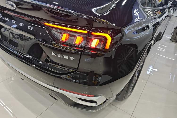 Used Ford Mondeo 2025 2.0T EcoBoost Luxury Version Right Rear Taillight