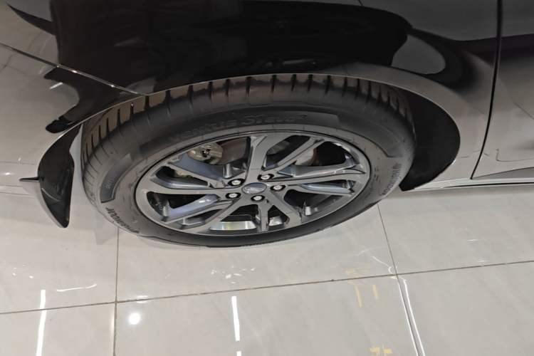 Used Ford Mondeo 2025 2.0T EcoBoost Luxury Version Right Rear Wheel Hub