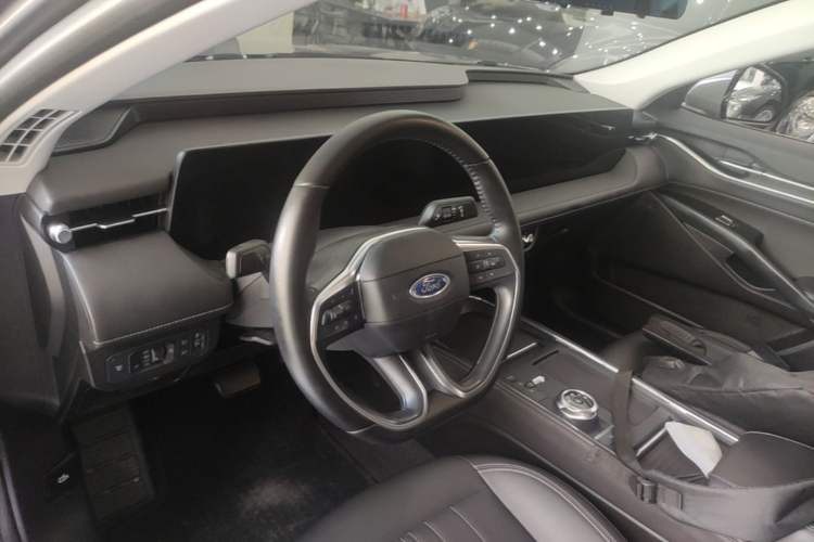 Used Ford Mondeo 2025 2.0T EcoBoost Luxury Version Center Console