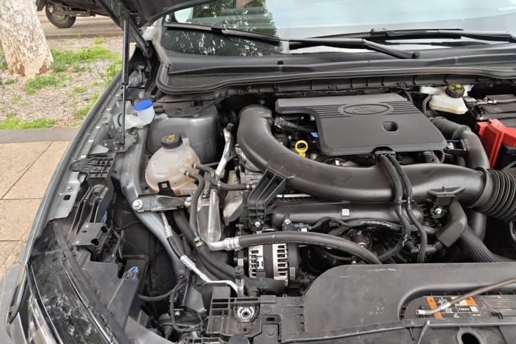 Used Ford Mondeo 2025 2.0T EcoBoost Luxury Version Engine Bay Right