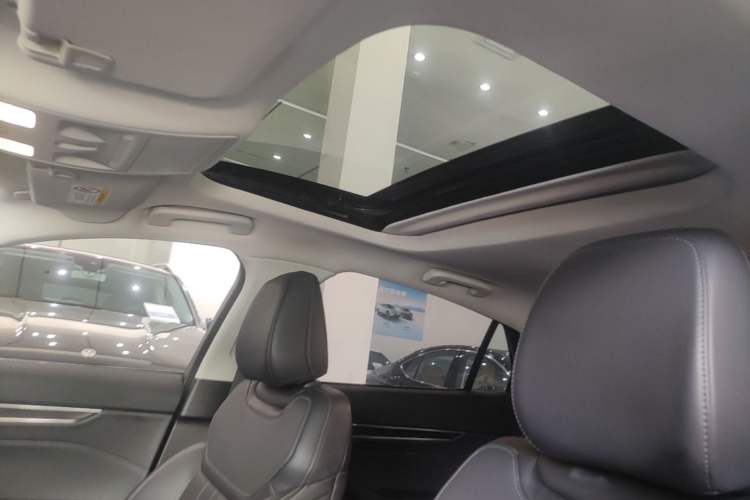 Used Ford Mondeo 2025 2.0T EcoBoost Luxury Version Headliner