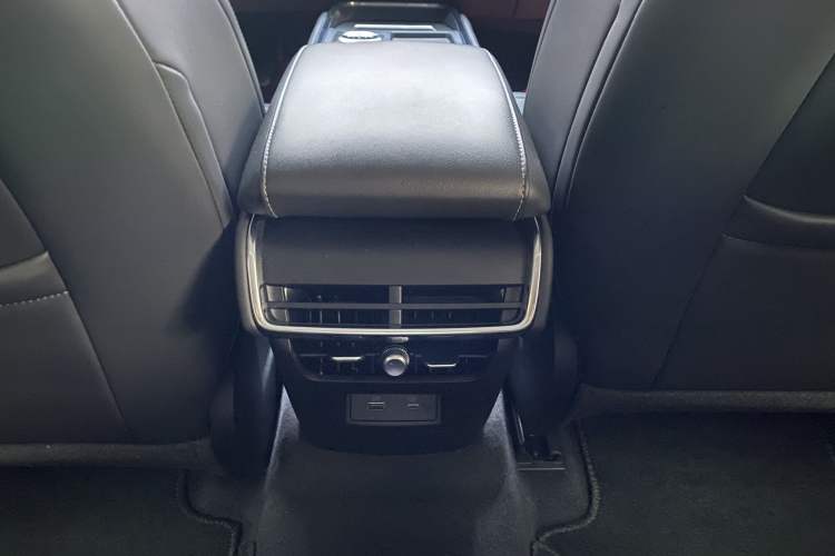 Used Ford Mondeo 2025 2.0T EcoBoost Luxury Version Interior 4