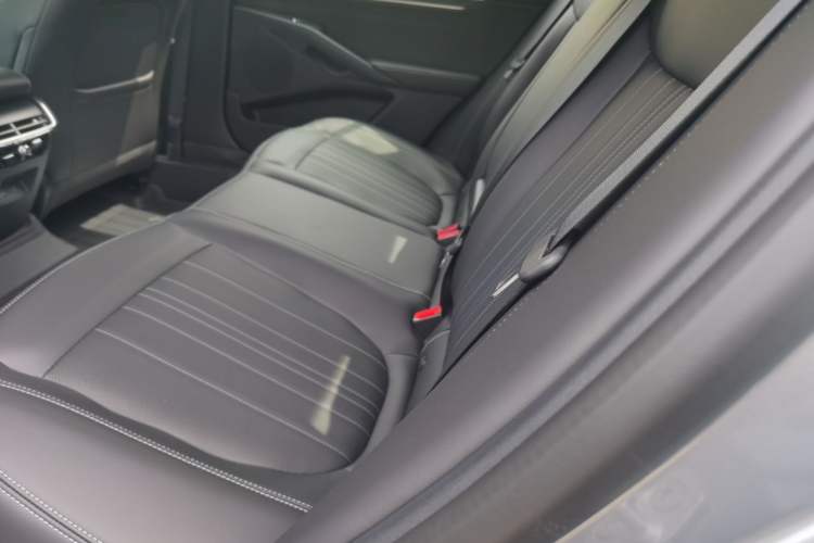 Used Ford Mondeo 2025 2.0T EcoBoost Luxury Version Left Rear Seat