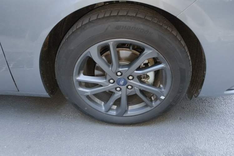 Used Ford Mondeo 2025 2.0T EcoBoost Luxury Version Right Front Wheel Hub