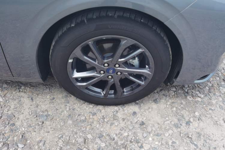 Used Ford Mondeo 2025 2.0T EcoBoost Luxury Version Right Front Wheel Hub