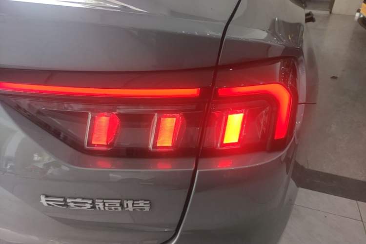 Used Ford Mondeo 2025 2.0T EcoBoost Luxury Version Right Rear Taillight