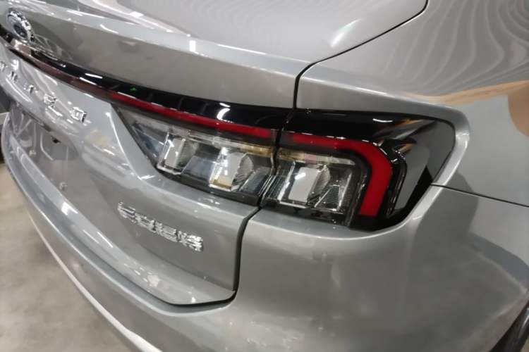 Used Ford Mondeo 2025 1.5T EcoBoost Luxury Version Right Rear Taillight