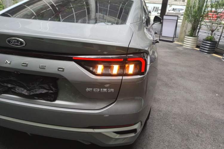 Used Ford Mondeo 2025 1.5T EcoBoost Luxury Version Right Rear Taillight