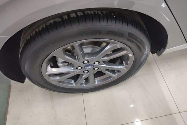 Used Ford Mondeo 2025 2.0T EcoBoost Luxury Version Right Rear Wheel Hub